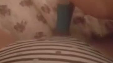 Teen use the toy to fuck her pussy