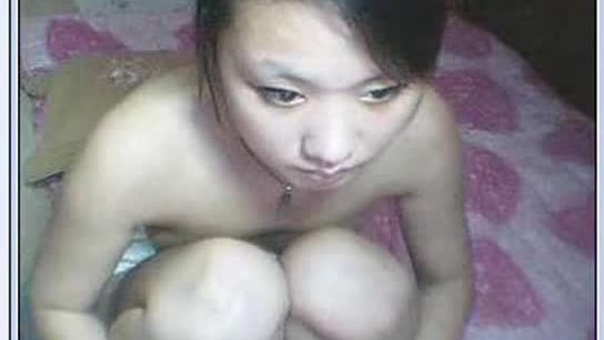 Petite chinese girl spreading her legs on cam