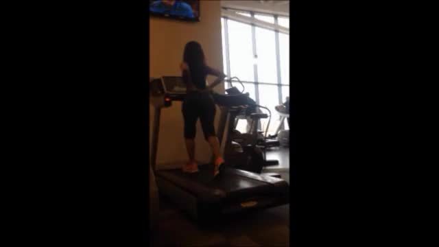 Big ass jiggling on the treadmill